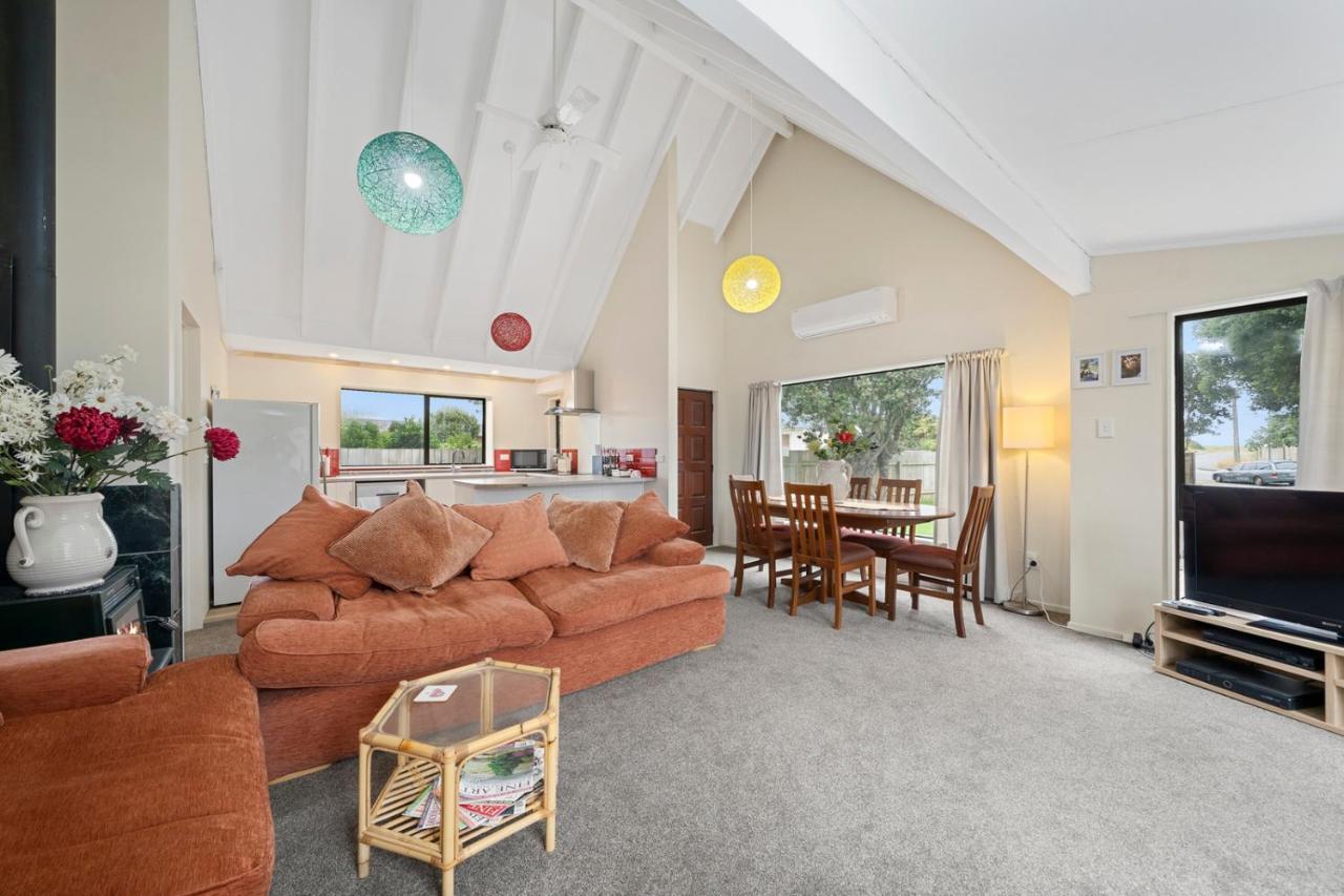 Wharerata - Otaki Beach Holiday Home ภายนอก รูปภาพ