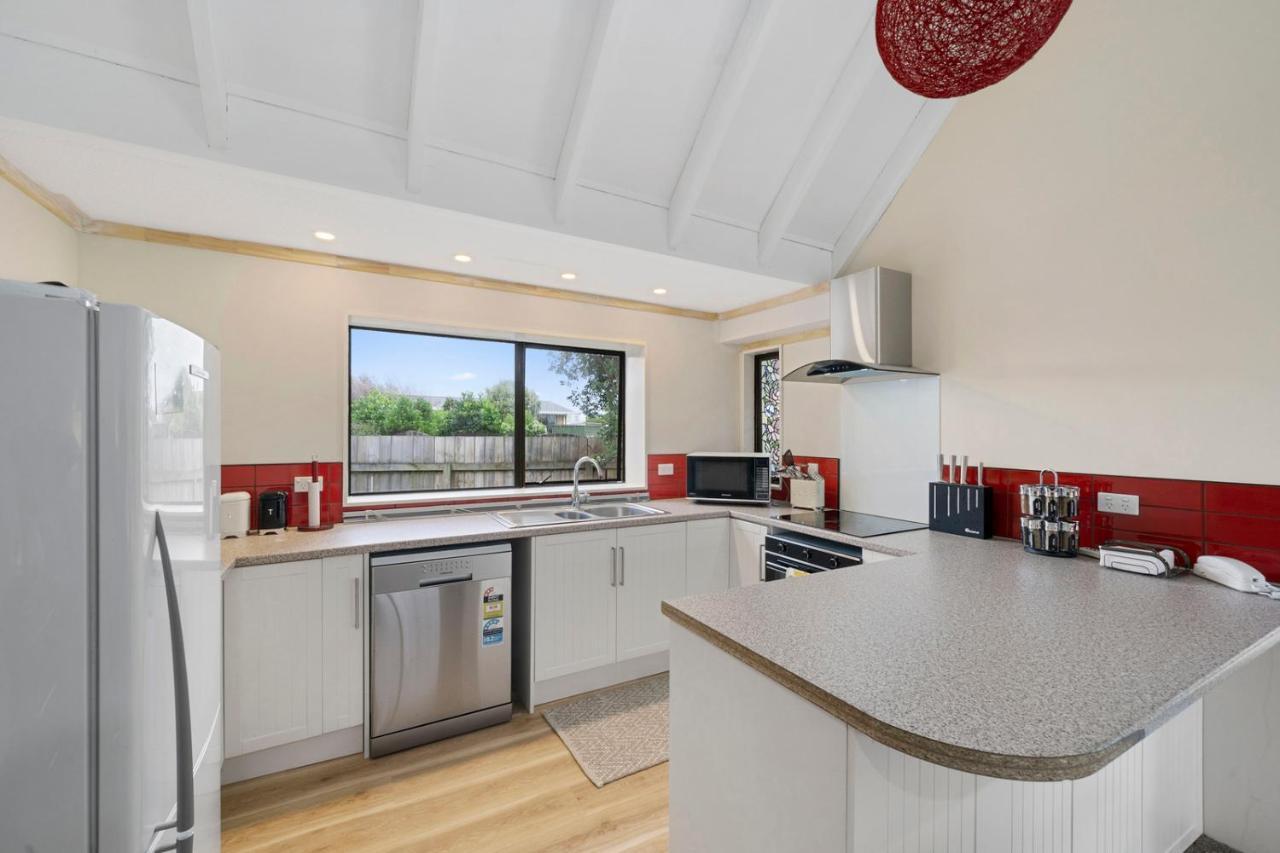 Wharerata - Otaki Beach Holiday Home ภายนอก รูปภาพ